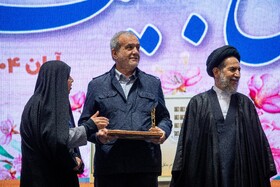 تقدیر از برگزیدگان توسط مسعود پزشکیان، رئیس جمهور در سومین رویداد جایزه ملی جوانی جمعیت