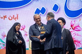 تقدیر از برگزیدگان توسط مسعود پزشکیان، رئیس جمهور در سومین رویداد جایزه ملی جوانی جمعیت