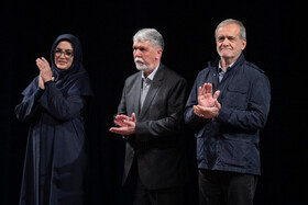 مسعود پزشکیان، رئیس جمهور، سیدعباس صالحی، وزیر فرهنگ و ارشاد اسلامی و  آزاده نظربلند دبیرکل هیئت امنای نهاد کتابخانه‌های عمومی کشور در مراسم گرامیداشت روز کتاب، کتابخوانی و کتابدار 