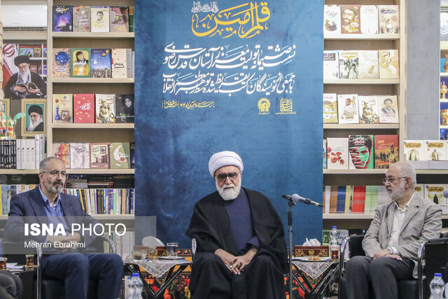 تولیت آستان قدس رضوی: رهبر انقلاب، احیاکننده سنت «تقریظ» در ادبیات معاصر هستند