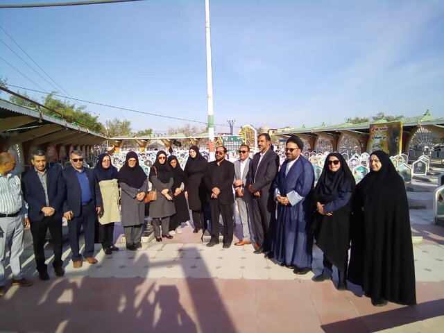 آغاز هفته کتاب با ادای احترام به مقام شهدا در جیرفت/ تاکید بر تخصیص سهم فرهنگی شهرداری در ترویج کتابخوانی 