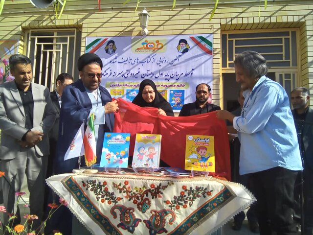 آغاز هفته کتاب با ادای احترام به مقام شهدا در جیرفت/ تاکید بر تخصیص سهم فرهنگی شهرداری در ترویج کتابخوانی