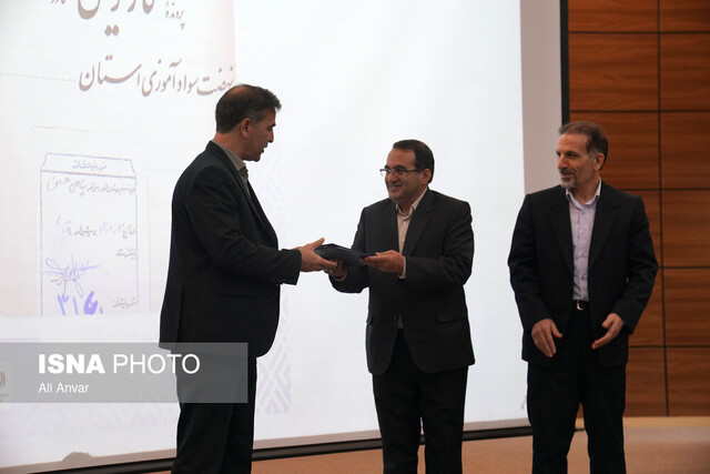 اهدای اسناد نهضت سوادآموزی اردبیل به موزه تاریخ علوم دانشگاه محقق اردبیلی