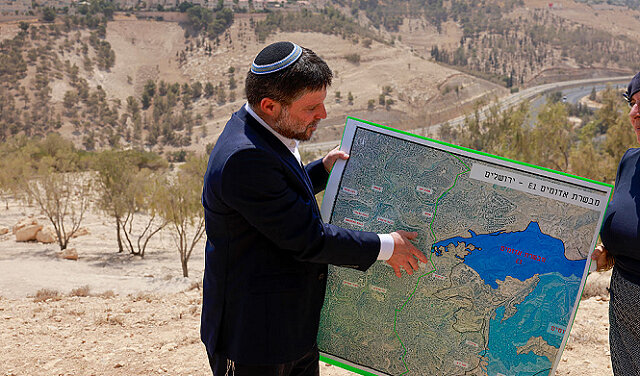 اسموتریچ در حال نمایش نقشهای از طرح شهرکسازی «E۱» سازمان حقوقی: شهرکسازی در شرق قدس به نقطه بیبازگشت رسیده است