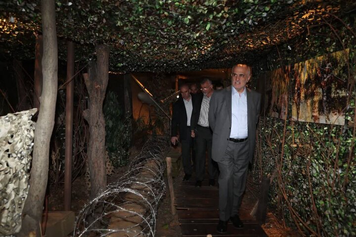 بازدید معاون سیاسی رئیس پارلمان لبنان از سراسرنمای مقاومت شهید سلیمانی