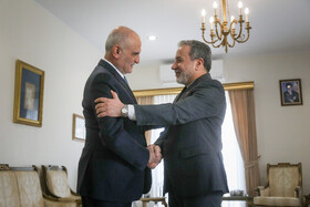 «علی حسن خلیل» معاون سیاسی رئیس مجلس لبنان، در حاشیه کنفرانس بین‌المللی «حقوق بین‌الملل تحت تهاجم، تجاوز و دفاع» با «سیدعباس عراقچی» وزیر امور خارجه ایران دیدار و رایزنی کرد.