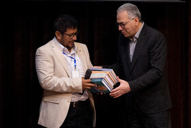 اهدای کتاب توسط محمد ابوالکلام سرکار، مدیر گروه زبان و ادبیات فارسی دانشگاه داکا بنگلادش در اجلاس ایرانشناسی