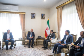 دیدار «علی حسن خلیل» معاون سیاسی رئیس مجلس لبنان با «سیدعباس عراقچی» وزیر امور خارجه ایران در حاشیه کنفرانس بین‌المللی «حقوق بین‌الملل تحت تهاجم، تجاوز و دفاع»