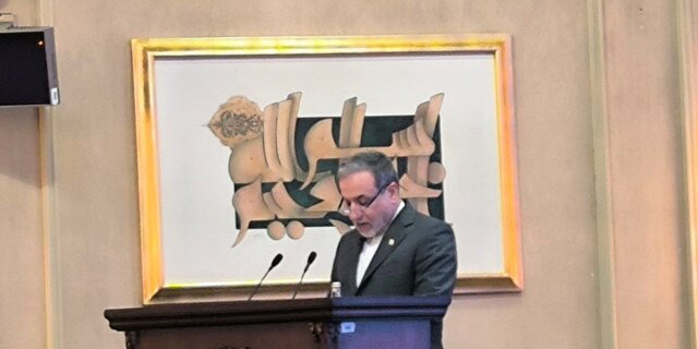 عراقچی: در جنگ ۱۲ روزه پیام تسلیم به درخواست برای آتش‌بس تغییر کرد