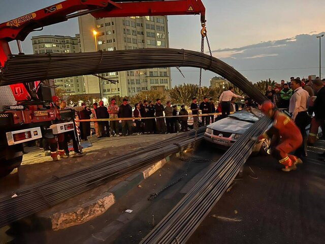 واژگونی کامیون در بلوار کوهسار تهران؛ نجات راننده محبوس شده