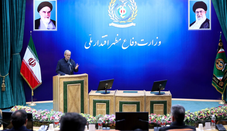 پزشکیان: نارضایتی مردم از کیفیت خدمات اداری، پذیرفتنی نیست/باید اصلاح را از خود شروع کنیم