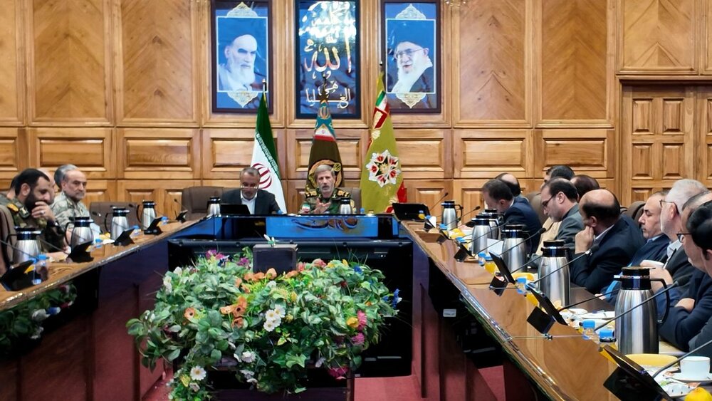 فرمانده کل ارتش: به طور مستمر ارتقاء مولفههای قدرت دفاعی را دنبال میکنیم