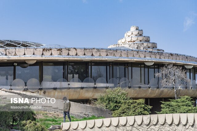 کاخ مروارید مهرشهر با سقف‌های فروریخته رها شده است