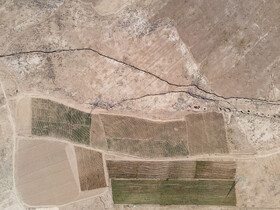 شکاف فرونشست در روستای کاریزک کنار کال شهرستان نیشابور