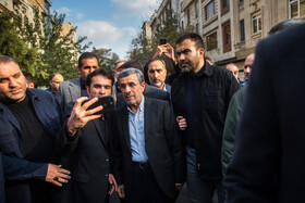 محمود احمدی نژاد در مراسم یادبود زرین احمدی‌نژاد در مسجد جامع نارمک
