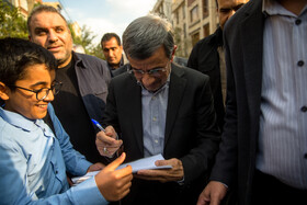 محمود احمدی نژاد در مراسم یادبود زرین احمدی‌نژاد در مسجد جامع نارمک
