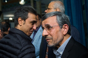 محمود احمدی نژاد در مراسم یادبود زرین احمدی‌نژاد در مسجد جامع نارمک
