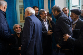 محمود احمدی نژاد در مراسم یادبود زرین احمدی‌نژاد در مسجد جامع نارمک
