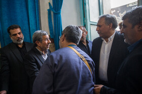 محمود احمدی نژاد در مراسم یادبود زرین احمدی‌نژاد در مسجد جامع نارمک
