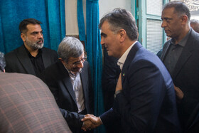 محمود احمدی نژاد در مراسم یادبود زرین احمدی‌نژاد در مسجد جامع نارمک
