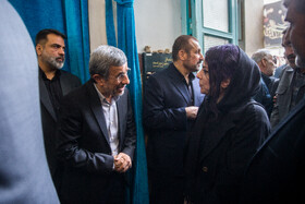 محمود احمدی نژاد در مراسم یادبود زرین احمدی‌نژاد در مسجد جامع نارمک
