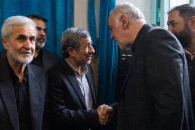 محمود احمدی نژاد در مراسم یادبود زرین احمدی‌نژاد در مسجد جامع نارمک
