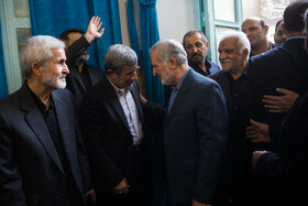 محمود احمدی نژاد در مراسم یادبود خواهر خود، زرین احمدی‌نژاد در مسجد جامع نارمک
