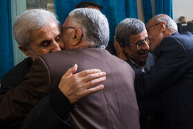 محمود احمدی نژاد در مراسم یادبود زرین احمدی‌نژاد در مسجد جامع نارمک
