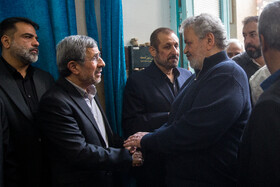 محمود احمدی نژاد در مراسم یادبود زرین احمدی‌نژاد در مسجد جامع نارمک
