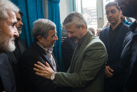 محمود احمدی نژاد در مراسم یادبود زرین احمدی‌نژاد در مسجد جامع نارمک
