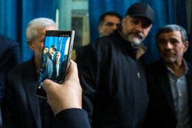 محمود احمدی نژاد در مراسم یادبود زرین احمدی‌نژاد در مسجد جامع نارمک
