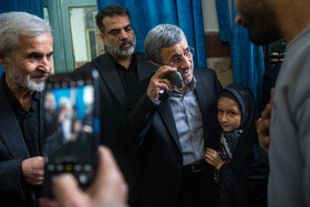 محمود احمدی نژاد در مراسم یادبود زرین احمدی‌نژاد در مسجد جامع نارمک
