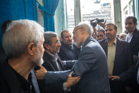 محمود احمدی نژاد در مراسم یادبود زرین احمدی‌نژاد در مسجد جامع نارمک
