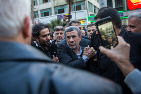 محمود احمدی نژاد در مراسم یادبود زرین احمدی‌نژاد در مسجد جامع نارمک
