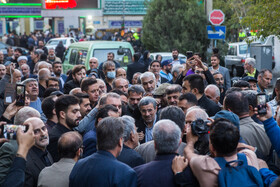 محمود احمدی نژاد در مراسم یادبود زرین احمدی‌نژاد در مسجد جامع نارمک
