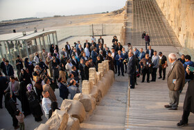بازدید شرکت کنندگان اجلاس بین‌المللی ایران‌شناسان در شیراز از تخت‌جمشید