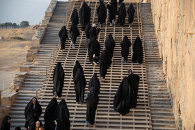 بازدید شرکت کنندگان اجلاس بین‌المللی ایران‌شناسان در شیراز از تخت‌جمشید