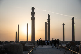 بازدید شرکت کنندگان اجلاس بین‌المللی ایران‌شناسان در شیراز از تخت‌جمشید