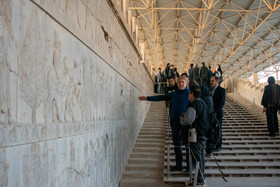 بازدید شرکت کنندگان اجلاس بین‌المللی ایران‌شناسان در شیراز از تخت‌جمشید