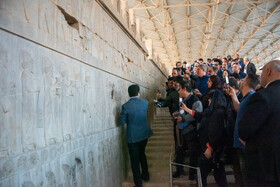 بازدید شرکت کنندگان اجلاس بین‌المللی ایران‌شناسان در شیراز از تخت‌جمشید