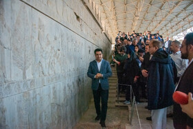 بازدید شرکت کنندگان اجلاس بین‌المللی ایران‌شناسان در شیراز از تخت‌جمشید