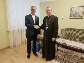 دیدار سفیر ایران با اسقف اعظم لهستان