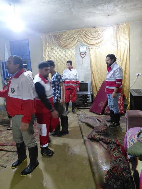 امدادرسانی اولیه به ۷۰ خانوار درگیر سیلاب «هزارانی» آبدانان