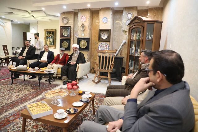 تجلیل نماینده ولی‌فقیه در استان از پژوهشگر و پیشکسوت فرهنگ و زبان سمنانی