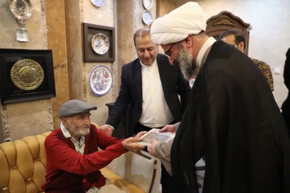 تجلیل نماینده ولیفقیه در استان از پژوهشگر و پیشکسوت فرهنگ و زبان سمنانی