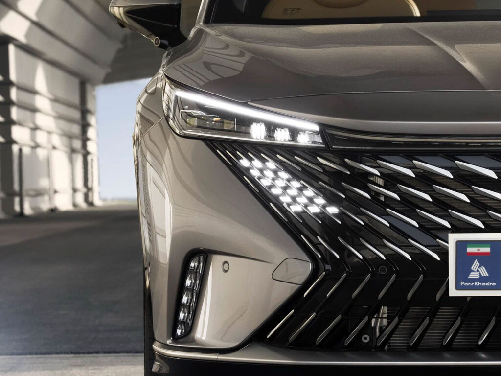 پارسخودرو، پیشتاز ورود فناوریهای نو؛ از واردات و برنامه مونتاژ پلاگینهیبریدی ROEWE تا ایجاد زیرساخت شارژ و انتقال فناوریهای نوین به داخل کشور