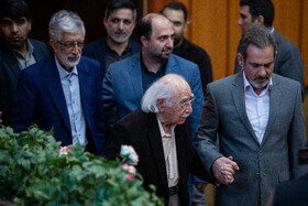 فتح الله مجتبائی و حداد عادل، رئیس فرهنگستان زبان و ادب فارسی در اختتامیه سی و دومین جشنواره ملی کتاب سال دانشجویی