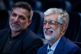 حداد عادل، رئیس فرهنگستان زبان و ادب فارسی و حامد علی اکبر زاده، رئيس نشر دانشگاهی جهاد در اختتامیه سی و دومین جشنواره ملی کتاب سال دانشجویی