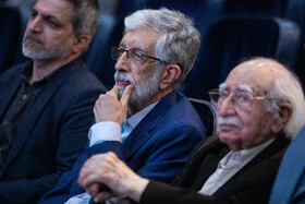 فتح الله مجتبائی و حداد عادل، رئیس فرهنگستان زبان و ادب فارسی در اختتامیه سی و دومین جشنواره ملی کتاب سال دانشجویی