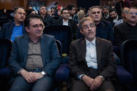 علی منتظری، رئیس جهاد دانشگاهی و قادر اشنا، مشاور وزیر فرهنگ در اختتامیه سی و دومین جشنواره ملی کتاب سال دانشجویی